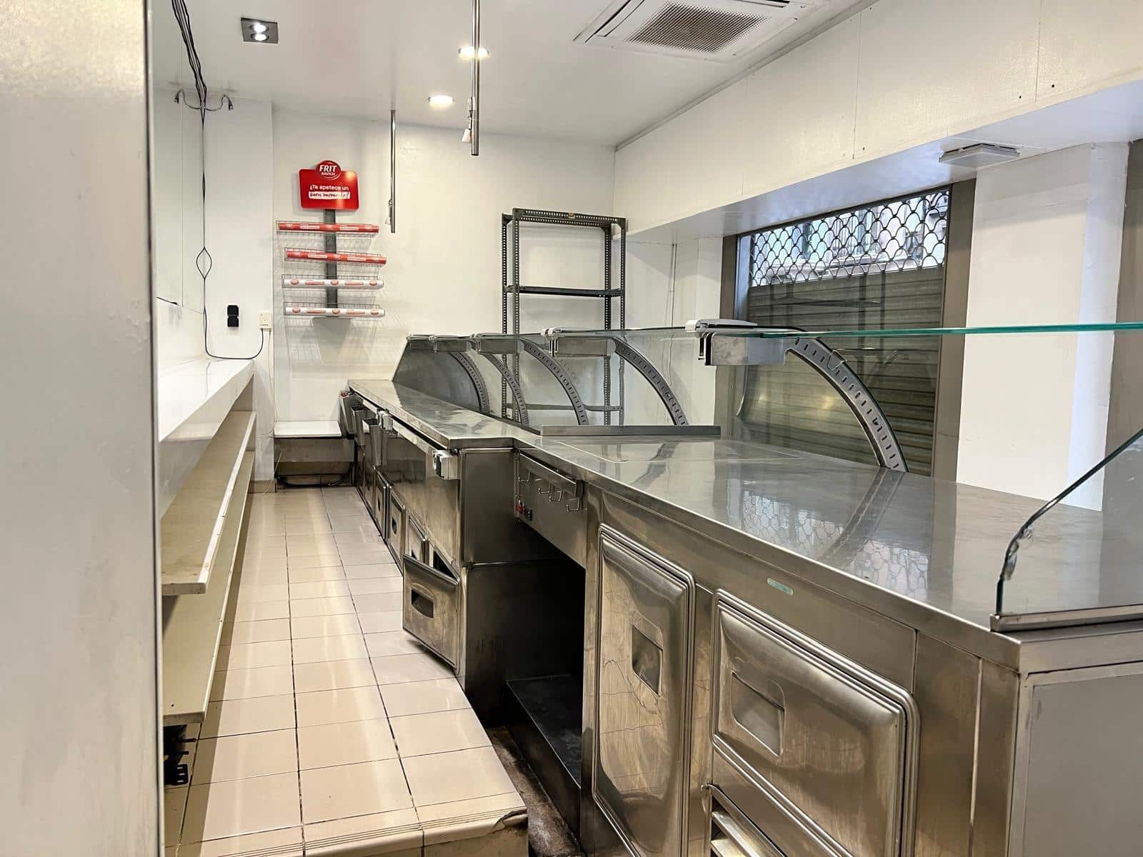 Commercial for rent in Figueres - € 700 (Ref: 9702077)