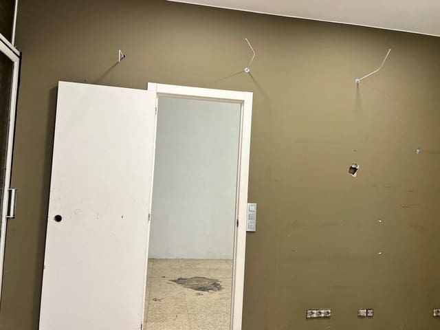 Commercieel te huur in Figueres - € 450 (Ref: 9715055)