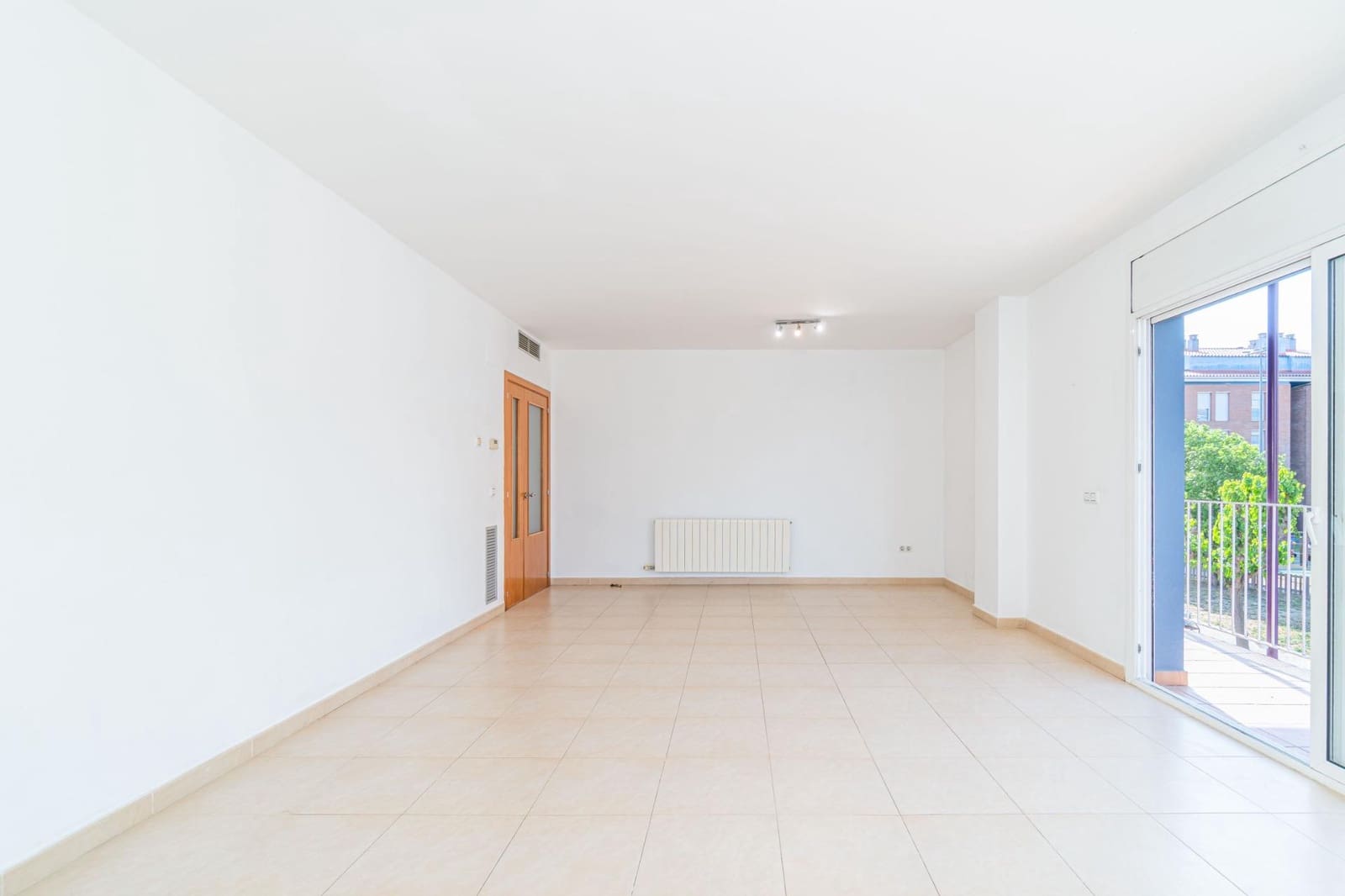 3 bedroom Flat for sale in Figueres with garage - € 185,000 (Ref: 9812263)