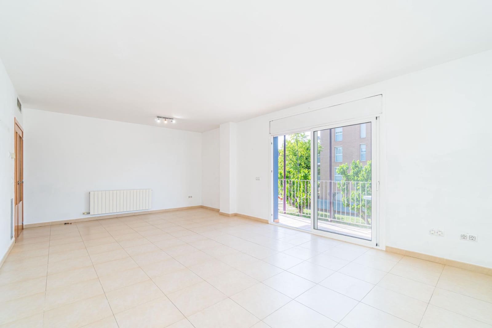 3 bedroom Flat for sale in Figueres with garage - € 185,000 (Ref: 9812263)