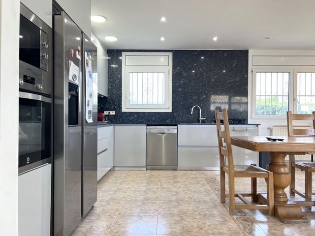 4 slaapkamer Villa te koop in Sant Pere Pescador met zwembad garage - € 495.000 (Ref: 9812264)