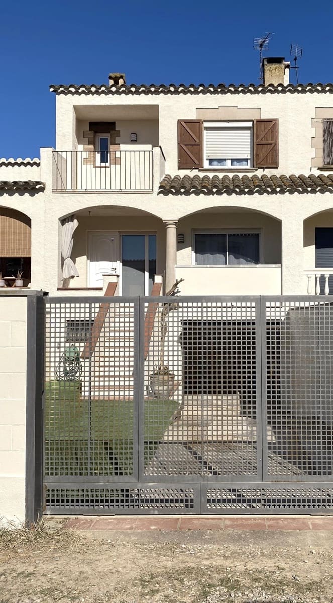 2 bedroom Townhouse for sale in Sant Pere Pescador with garage - € 289,000 (Ref: 9820331)
