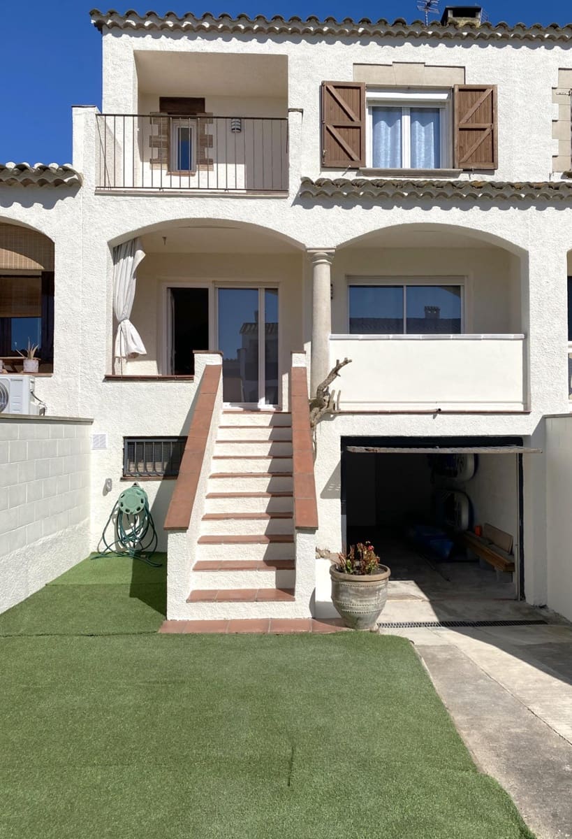 2 bedroom Townhouse for sale in Sant Pere Pescador with garage - € 289,000 (Ref: 9820331)