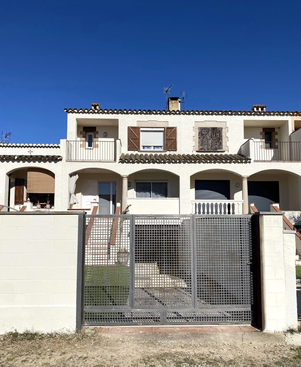 2 bedroom Townhouse for sale in Sant Pere Pescador with garage - € 289,000 (Ref: 9820331)