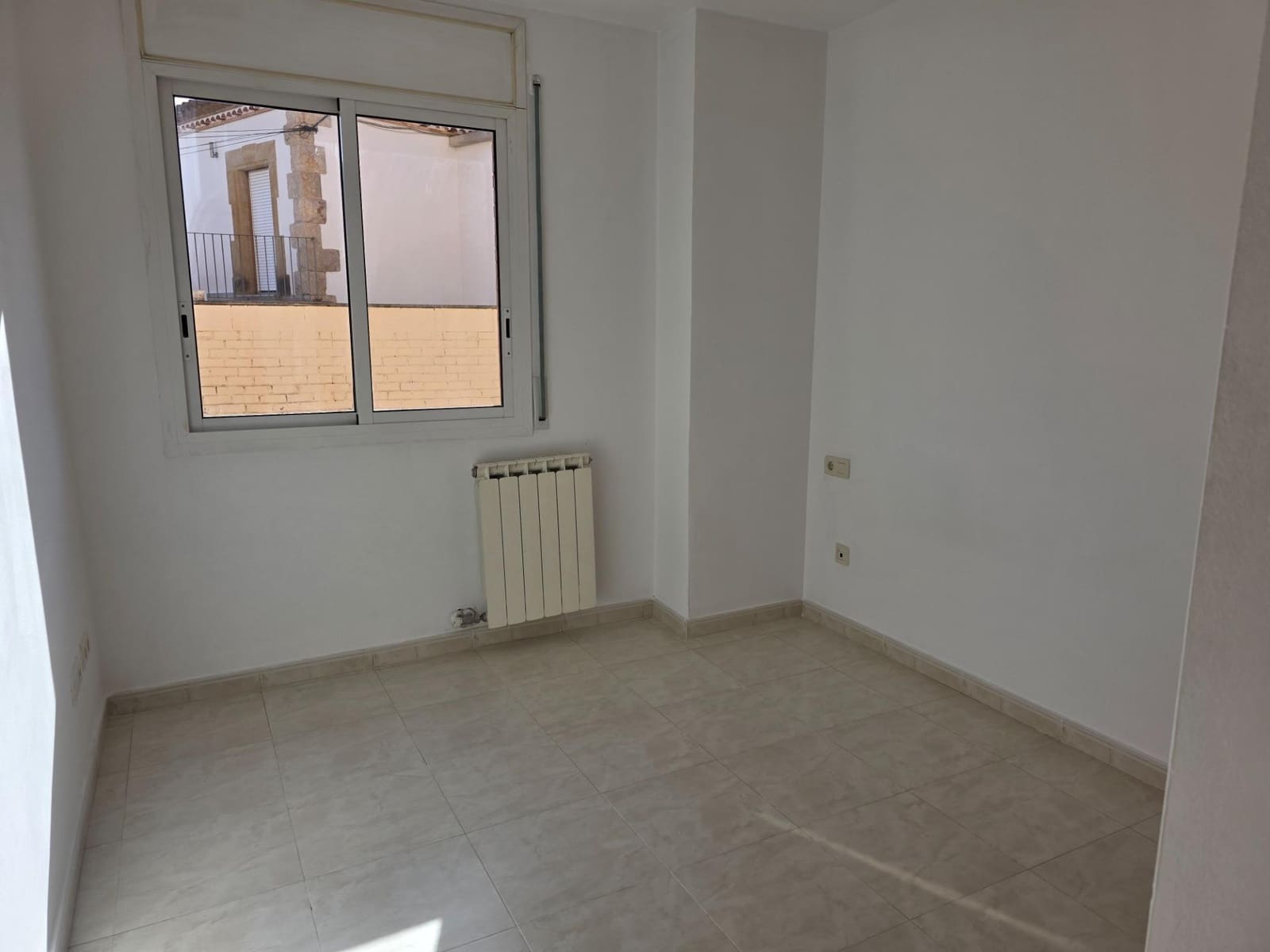3 bedroom Flat for sale in Figueres - € 175,000 (Ref: 9927543)