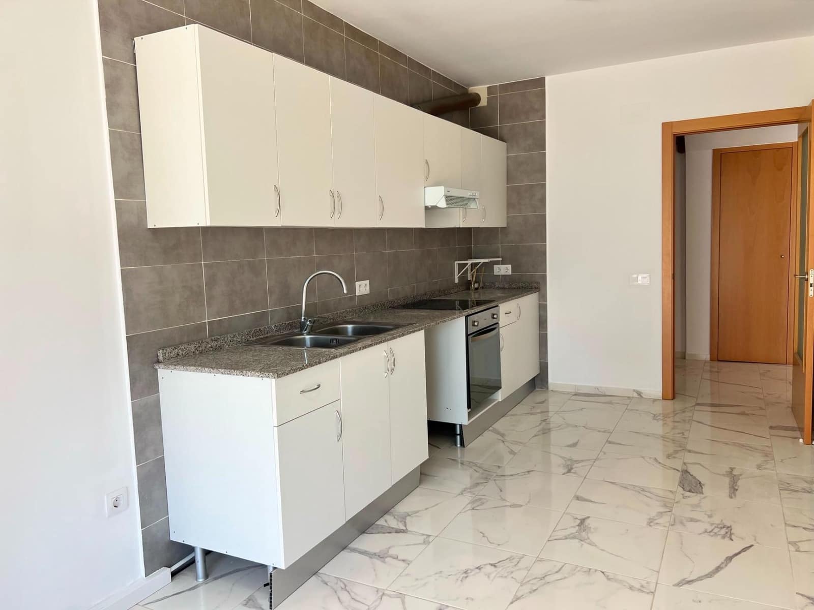4 bedroom Villa for rent in Avinyonet de Puigventos with garage - € 1,300 (Ref: 9927547)