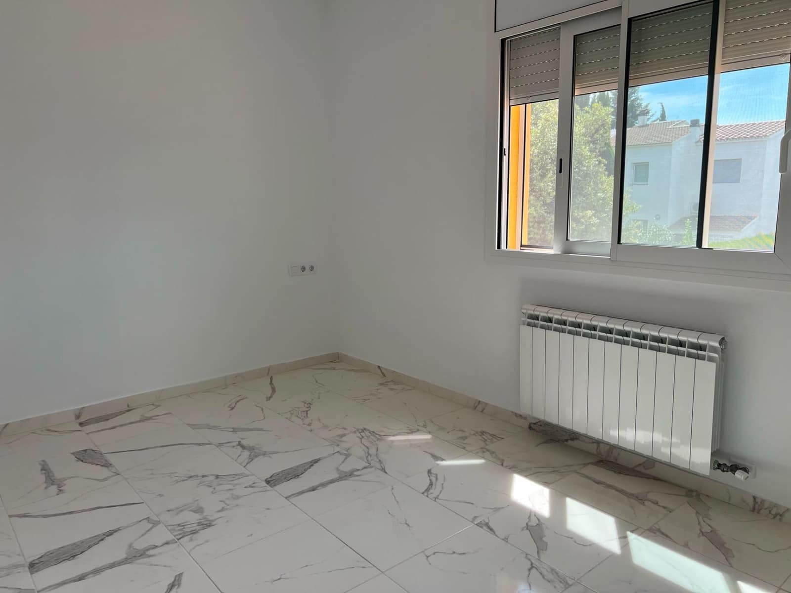 4 bedroom Villa for rent in Avinyonet de Puigventos with garage - € 1,300 (Ref: 9927547)