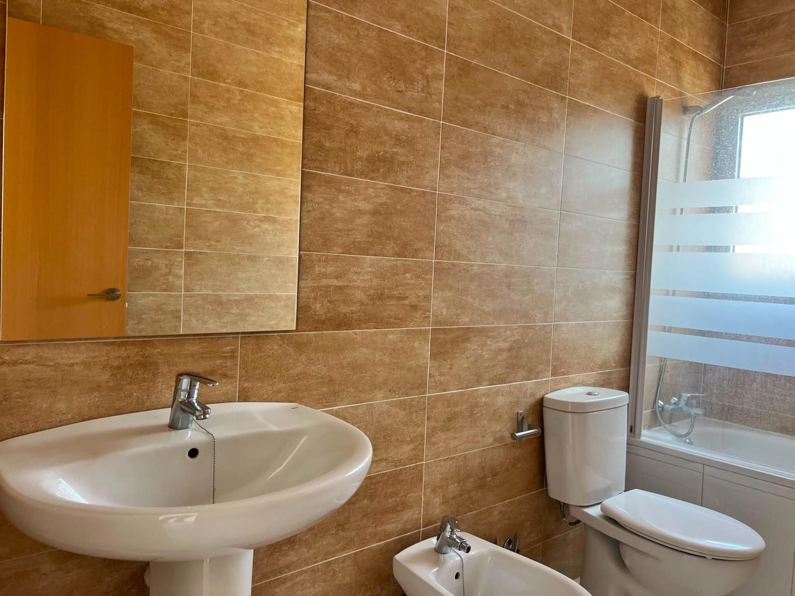 4 bedroom Villa for rent in Avinyonet de Puigventos with garage - € 1,300 (Ref: 9927547)