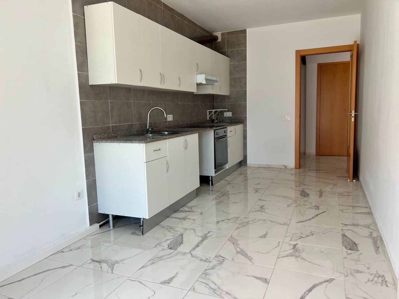 4 bedroom Villa for rent in Avinyonet de Puigventos with garage - € 1,300 (Ref: 9927547)