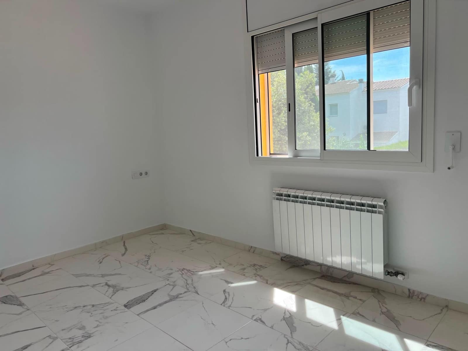 4 bedroom Villa for rent in Avinyonet de Puigventos with garage - € 1,300 (Ref: 9927547)