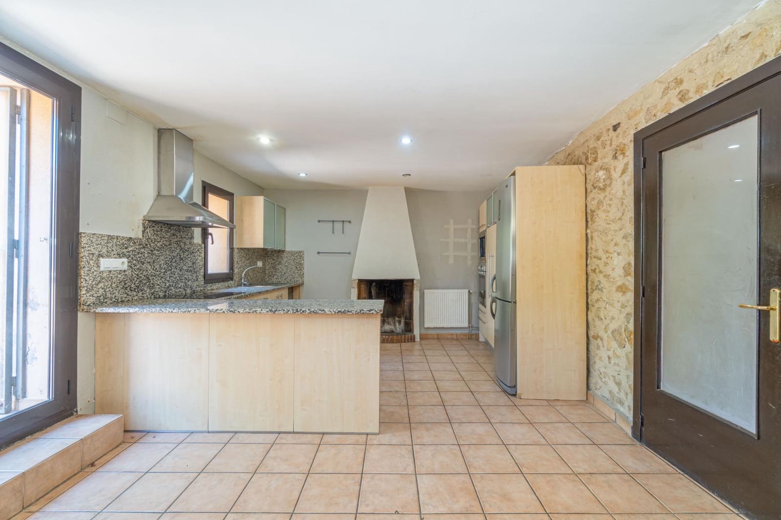 4 bedroom Townhouse for sale in Llers - € 330,000 (Ref: 9959920)