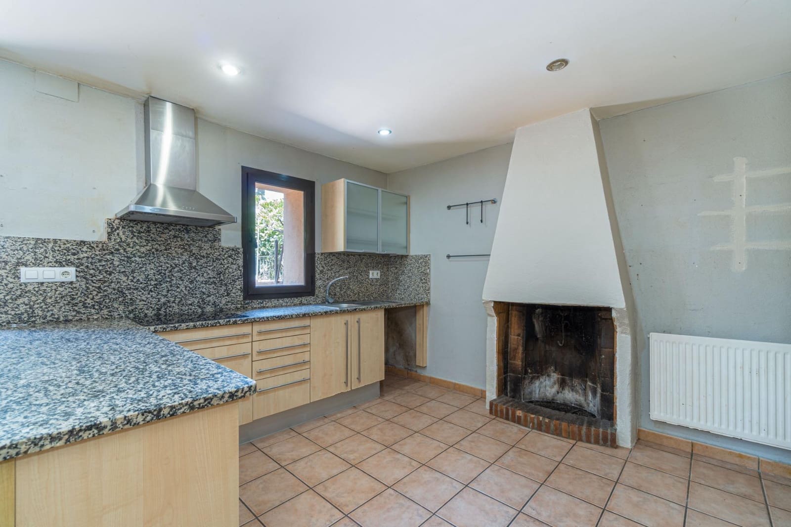 4 bedroom Townhouse for sale in Llers - € 330,000 (Ref: 9959920)