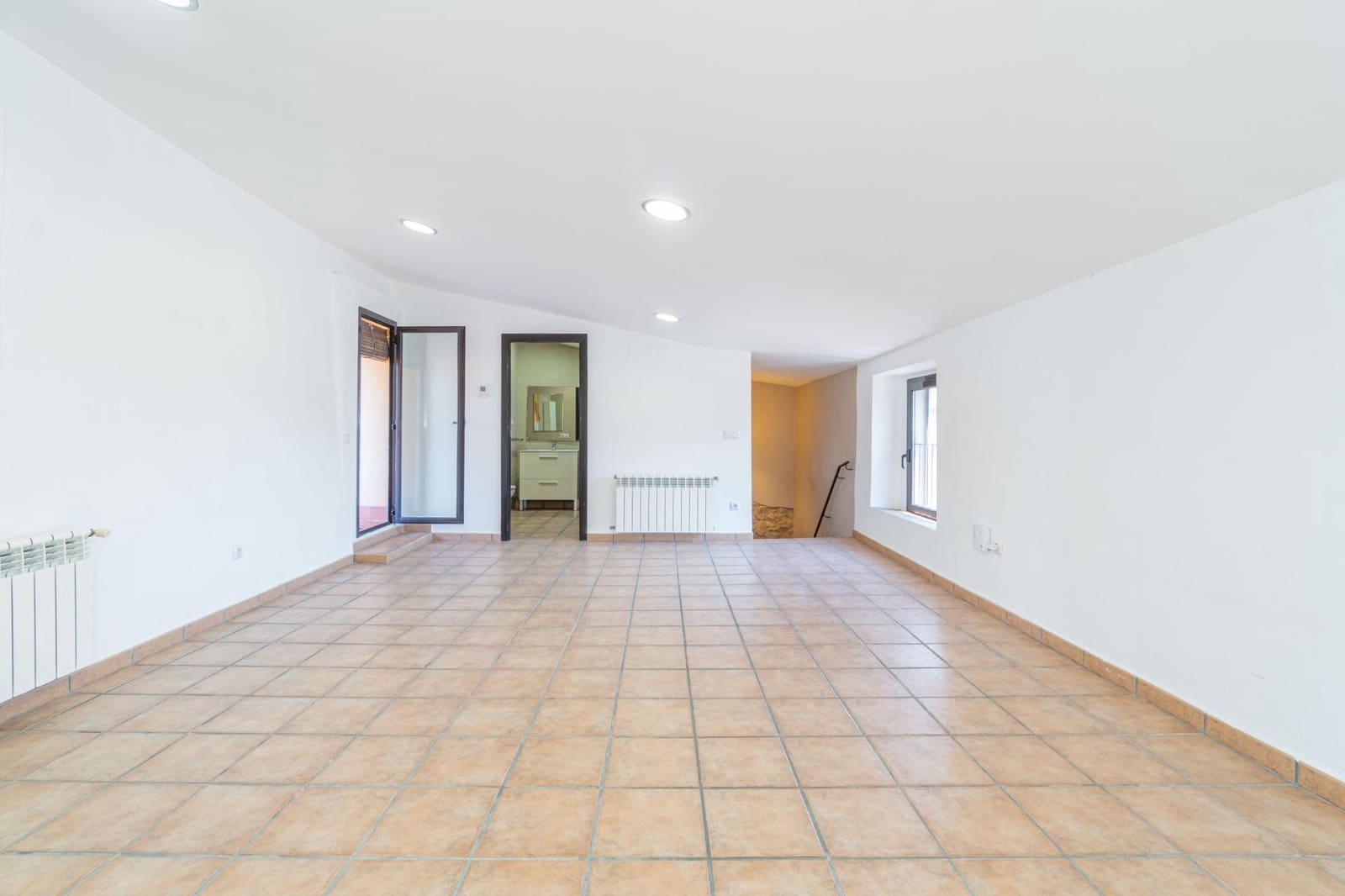 4 bedroom Townhouse for sale in Llers - € 330,000 (Ref: 9959920)
