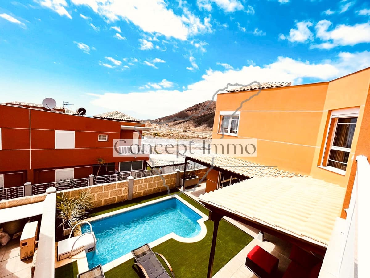 4 soveværelse Byhus til salg i Los Cristianos med swimmingpool garage - € 795.000 (Ref: 8177193)