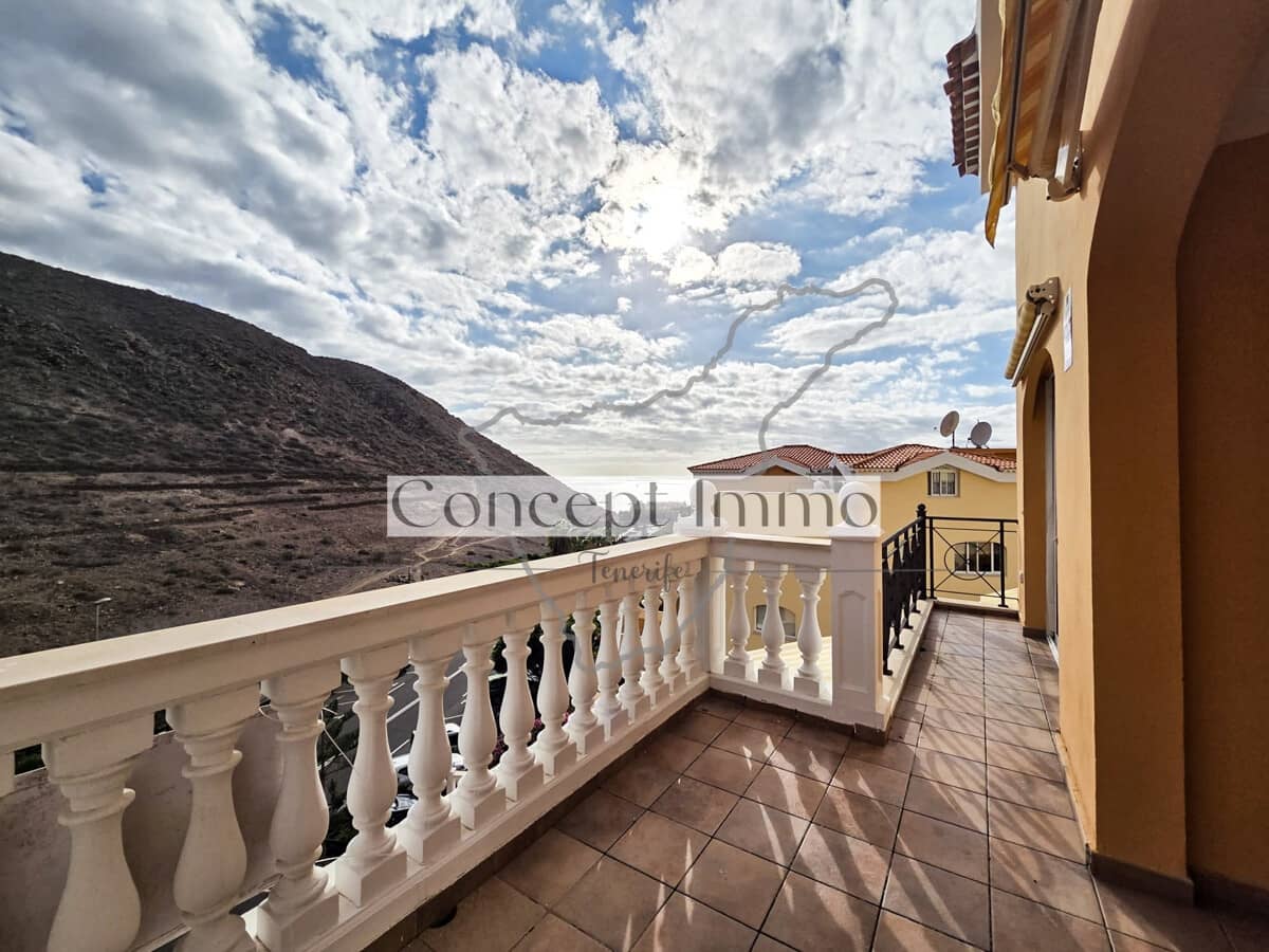 2 soverom Penthouse til salgs i Los Cristianos med svømmebasseng garasje - € 670 000 (Ref: 9405862)