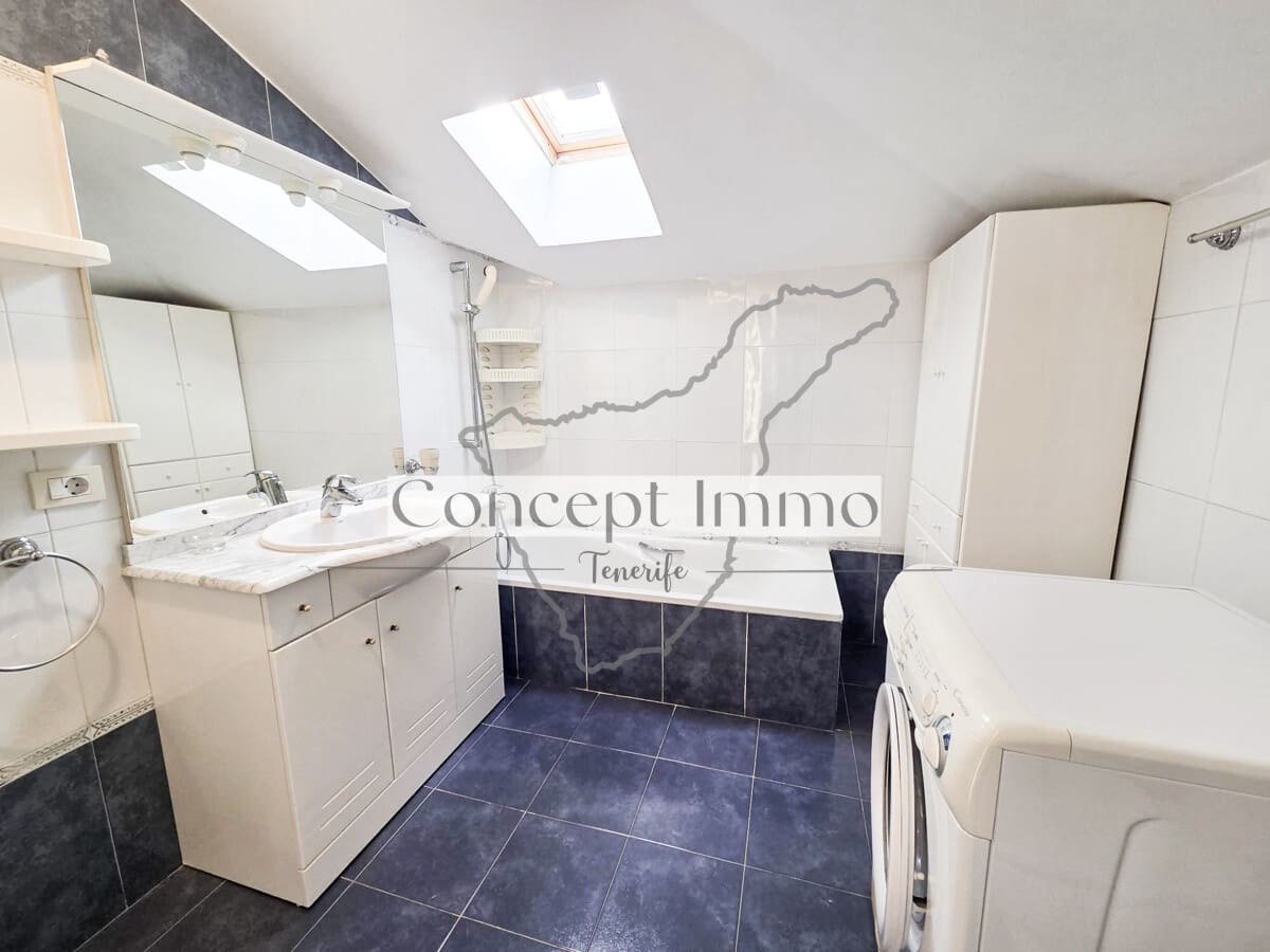 2 soverom Penthouse til salgs i Los Cristianos med svømmebasseng garasje - € 670 000 (Ref: 9405862)