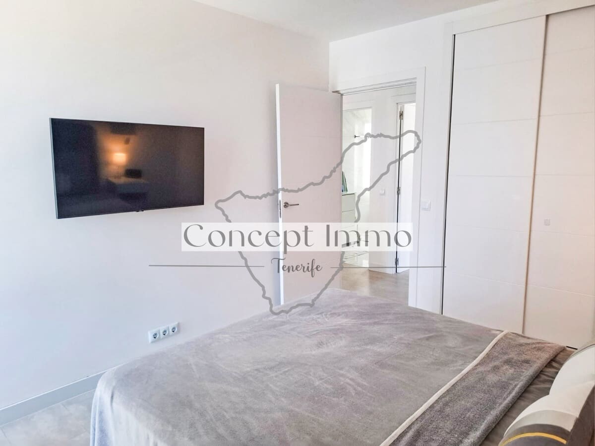 2 bedroom Flat for sale in Playa de las Americas with pool - € 570,000 (Ref: 9532597)