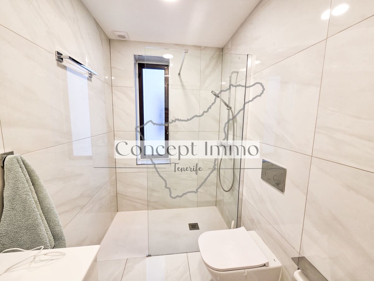 2 bedroom Flat for sale in Playa de las Americas with pool - € 570,000 (Ref: 9532597)