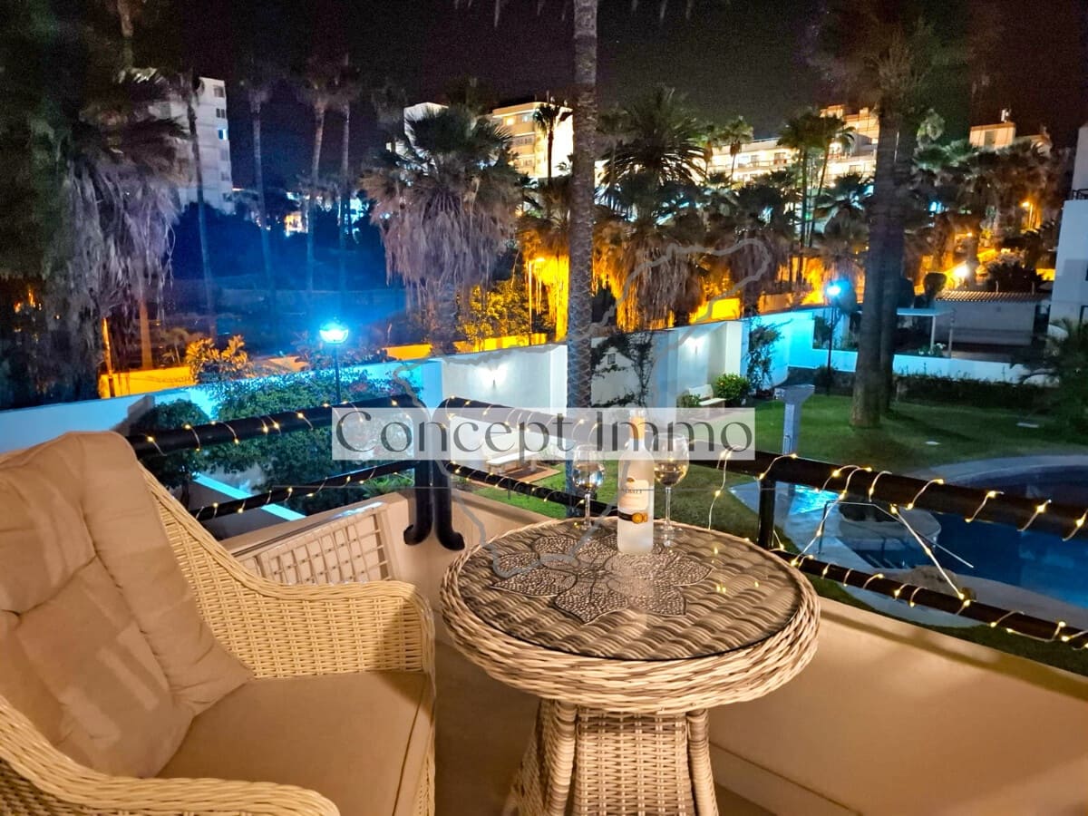 2 bedroom Flat for sale in Playa de las Americas with pool - € 570,000 (Ref: 9532597)