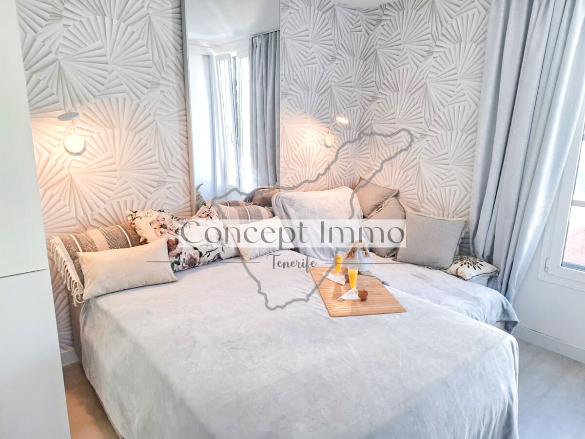 2 bedroom Flat for sale in Playa de las Americas with pool - € 570,000 (Ref: 9532597)