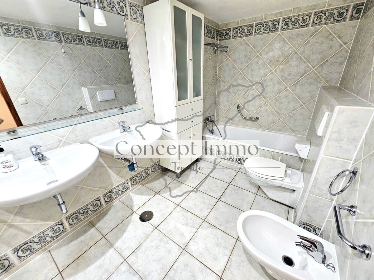 2 makuuhuone Asunto myytävänä paikassa Costa Adeje mukana uima-altaan - 549 000 € (Ref: 9638082)