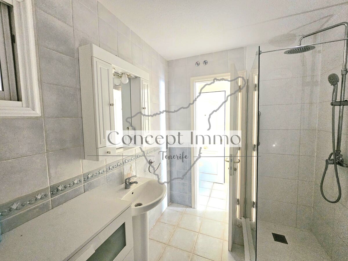 1 bedroom Flat for sale in Los Cristianos with pool - € 268,000 (Ref: 9833052)