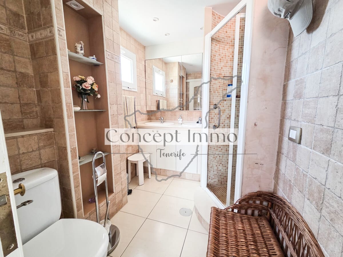 3 bedroom Flat for sale in Los Cristianos with pool - € 435,000 (Ref: 9844589)