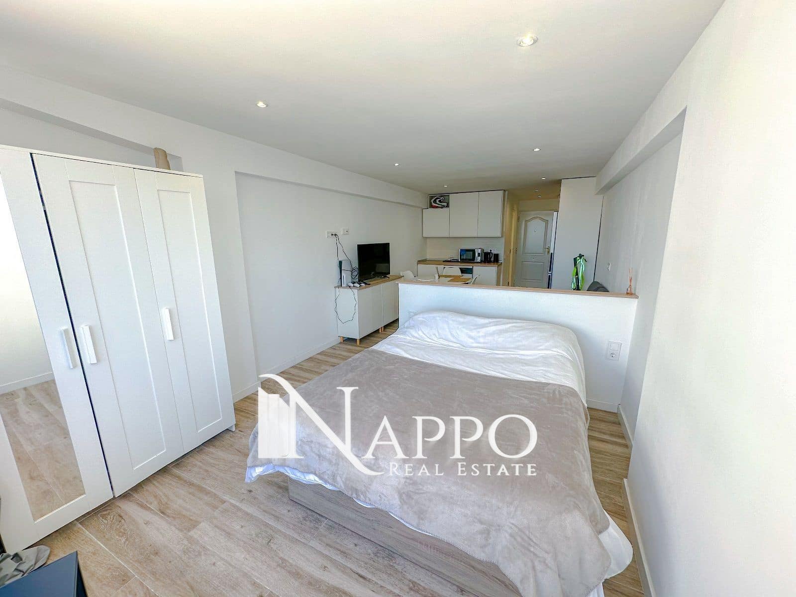 Flat for rent in Cala Mayor - € 1,050 (Ref: 8176794)