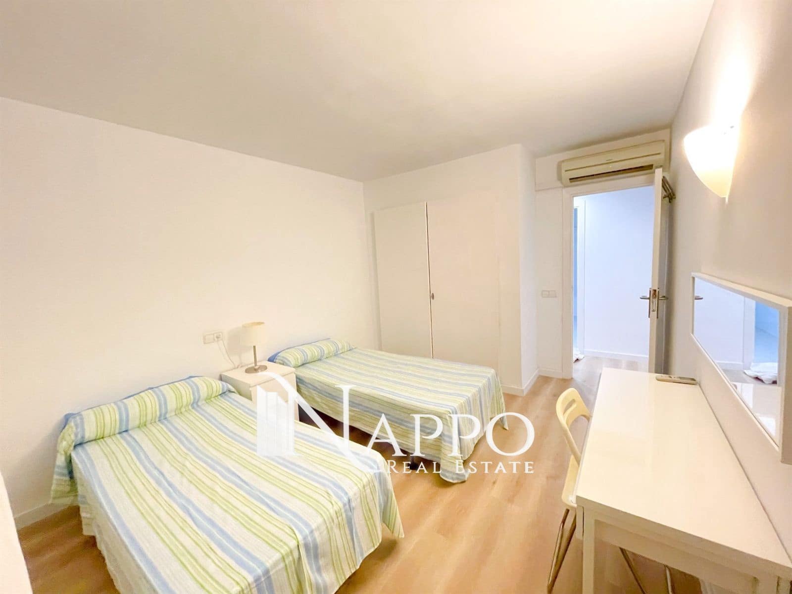 2 slaapkamer Flat te huur in Cala Mayor - € 2.000 (Ref: 8220022)