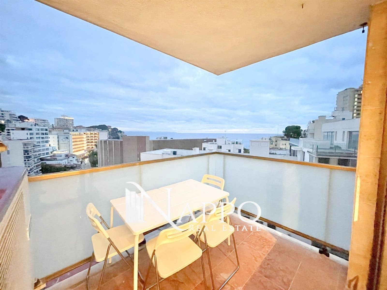 2 slaapkamer Flat te huur in Cala Mayor - € 2.000 (Ref: 8220022)