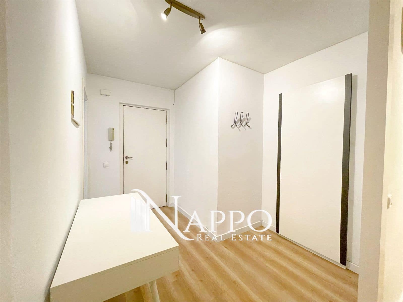 2 slaapkamer Flat te huur in Cala Mayor - € 2.000 (Ref: 8220022)