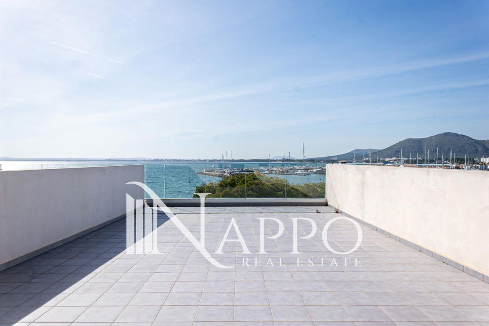 3 bedroom Flat for rent in Puerto de Alcudia - € 2,500 (Ref: 8532876)