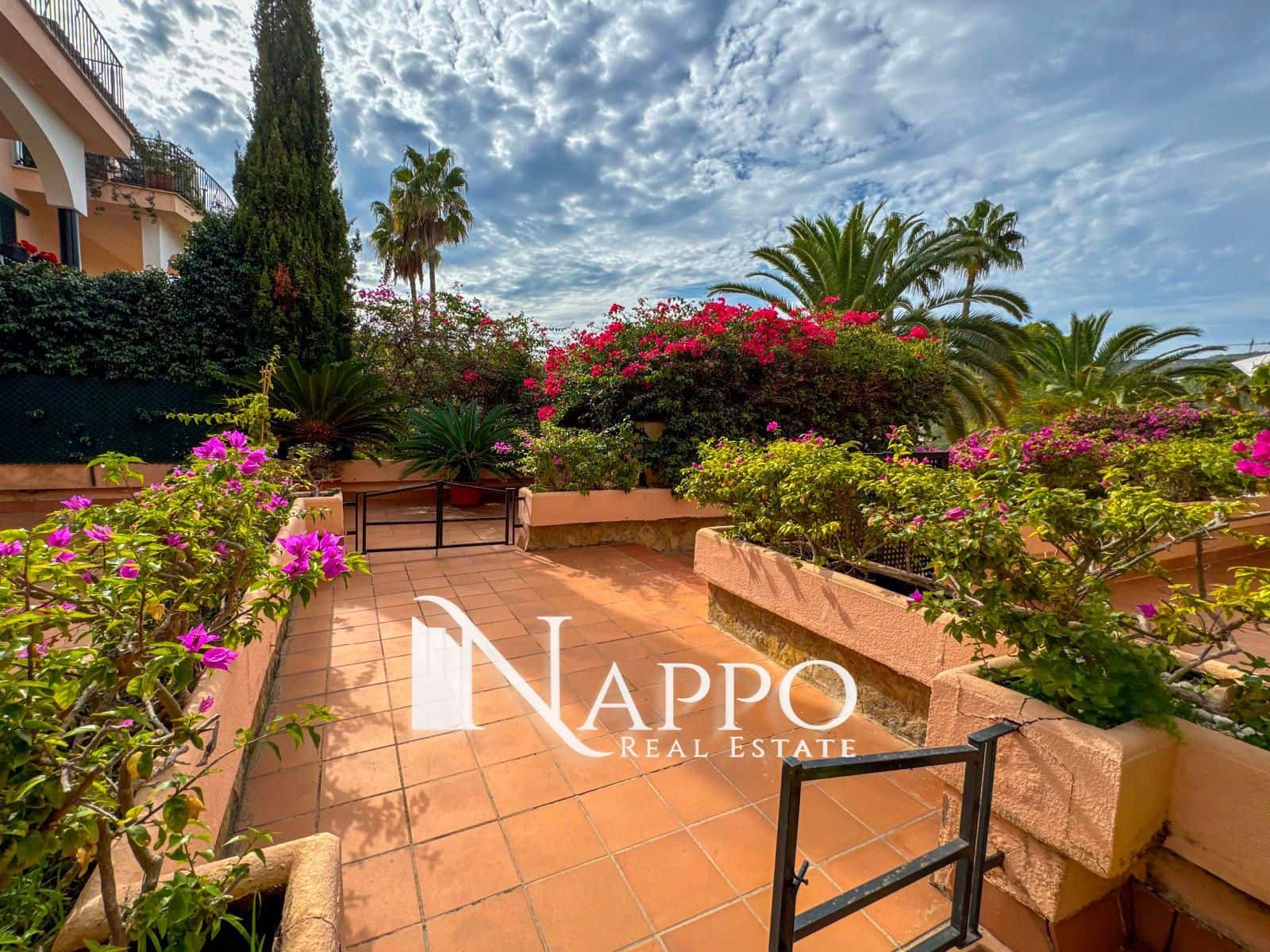 3 soverom Leilighet til salgs i Bendinat med svømmebasseng garasje - € 1 600 000 (Ref: 8574351)