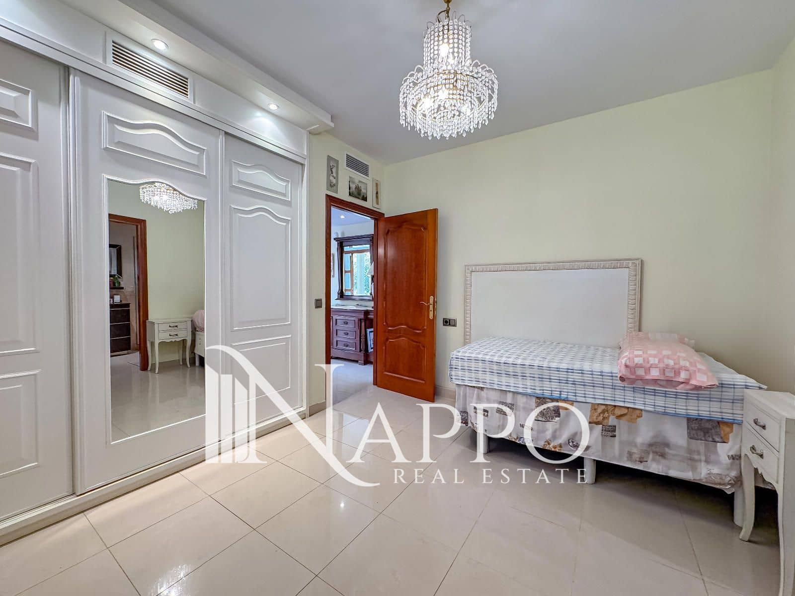 6 soveværelse Villa til salg i Palmanova med garage - € 2.550.000 (Ref: 9170538)