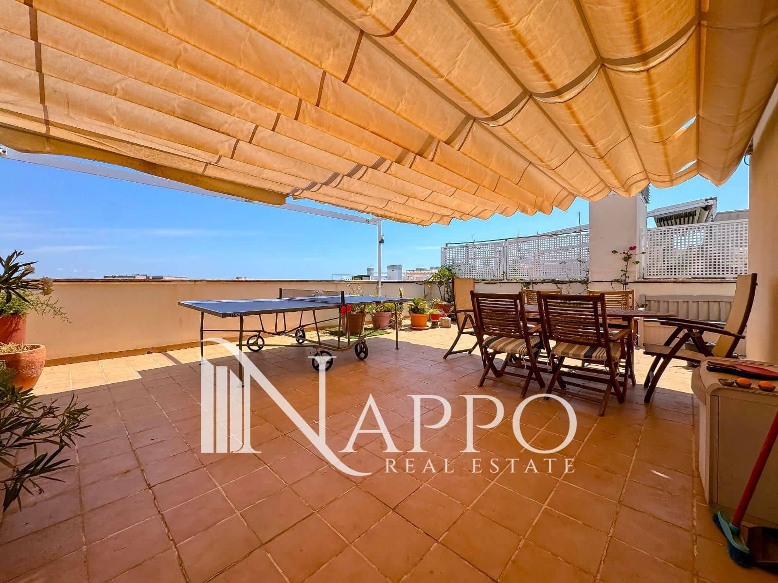 3 soveværelse Penthouse til leje i Palma de Mallorca med swimmingpool garage - € 1.800 (Ref: 9266536)