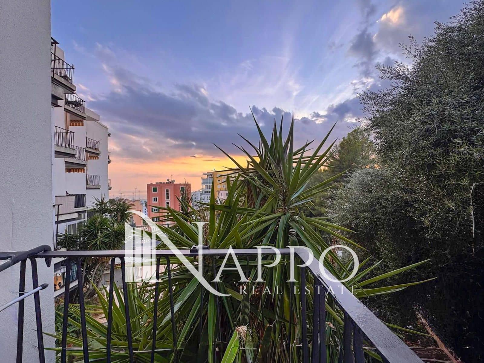 2 soverom Leilighet til salgs i Cala Mayor med svømmebasseng - € 299 000 (Ref: 9352145)