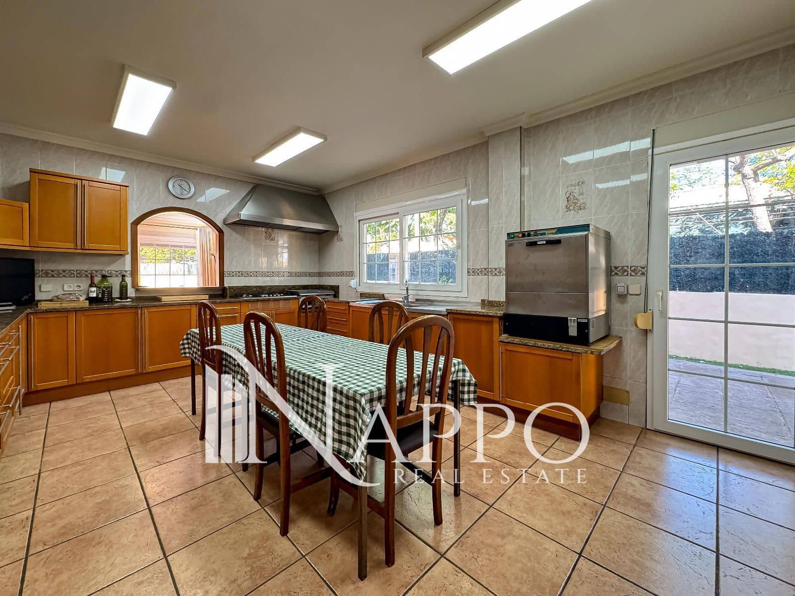 6 bedroom Villa for sale in Santa Ponsa with pool garage - € 2,600,000 (Ref: 9374021)