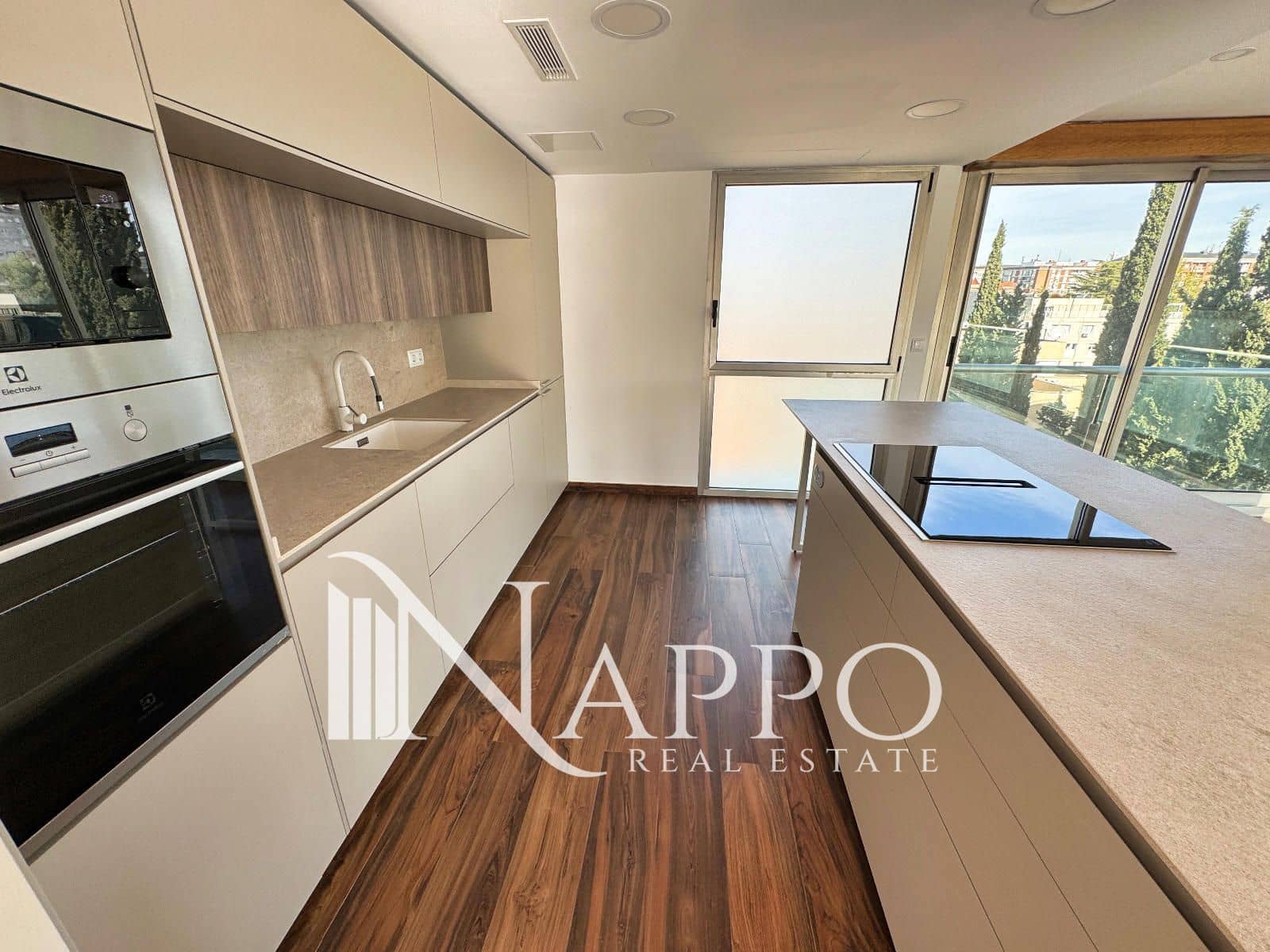 4 quarto Penthouse para arrendar em Madrid cidade com piscina garagem - 9 900 € (Ref: 9392072)