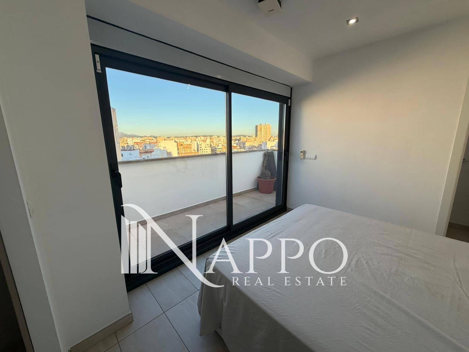 2 soverom Penthouse til leie i Palma de Mallorca med garasje - € 2 000 (Ref: 9426224)