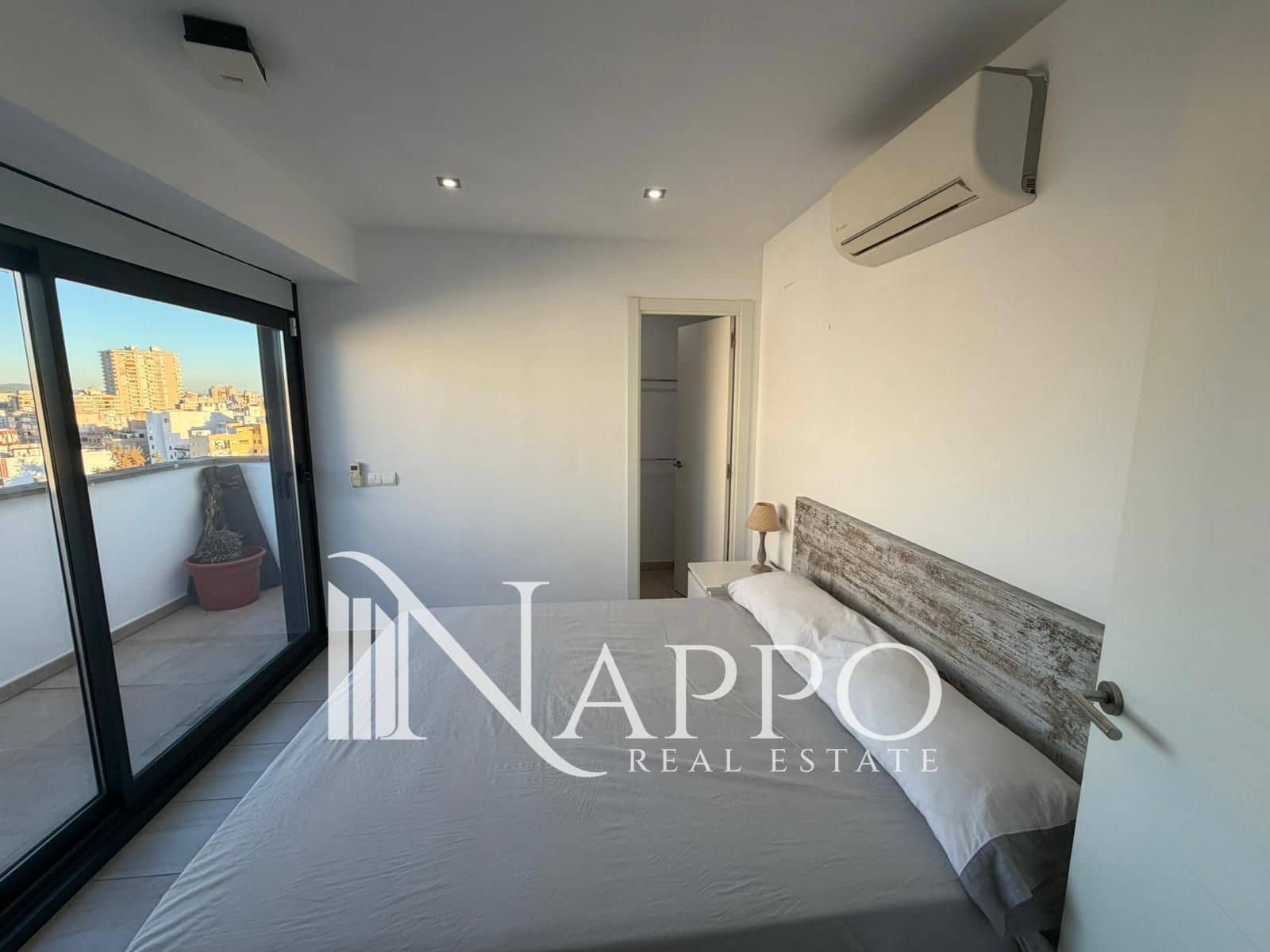 2 soverom Penthouse til leie i Palma de Mallorca med garasje - € 2 000 (Ref: 9426224)