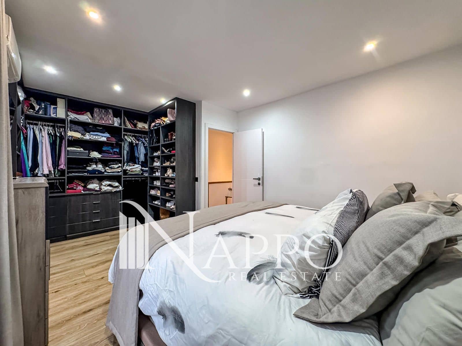 4 bedroom Townhouse for sale in Son Ferrer with pool garage - € 799,000 (Ref: 9576917)