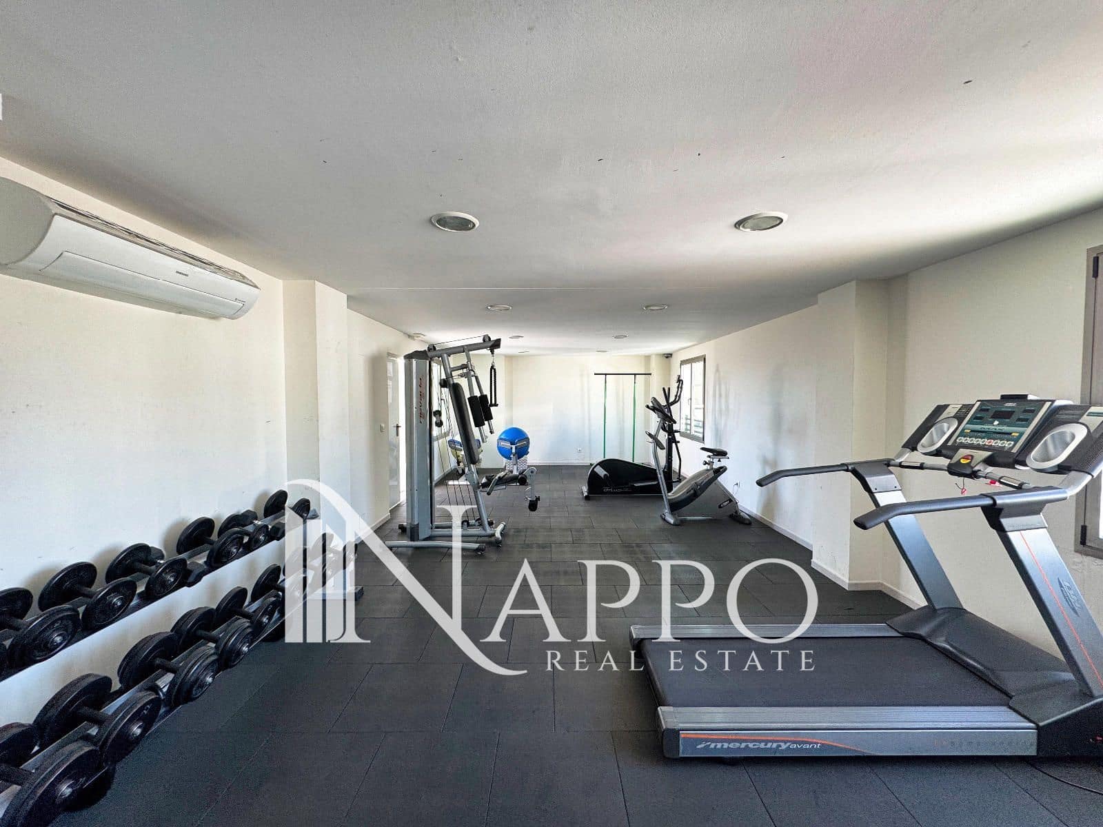 Appartement à louer à Madrid ville avec piscine - 1 300 € (Ref: 9637987)