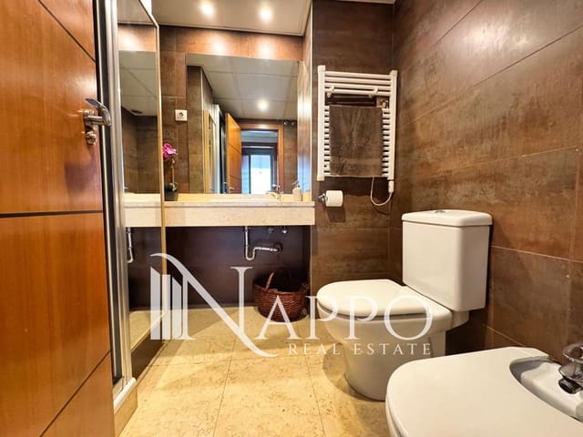 Appartement à louer à Trafalgar, Madrid ville avec piscine - 1 300 € (Ref: 9637987)