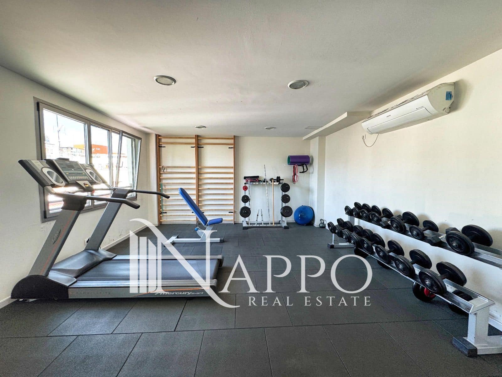 Appartement à louer à Madrid ville avec piscine - 1 300 € (Ref: 9637987)