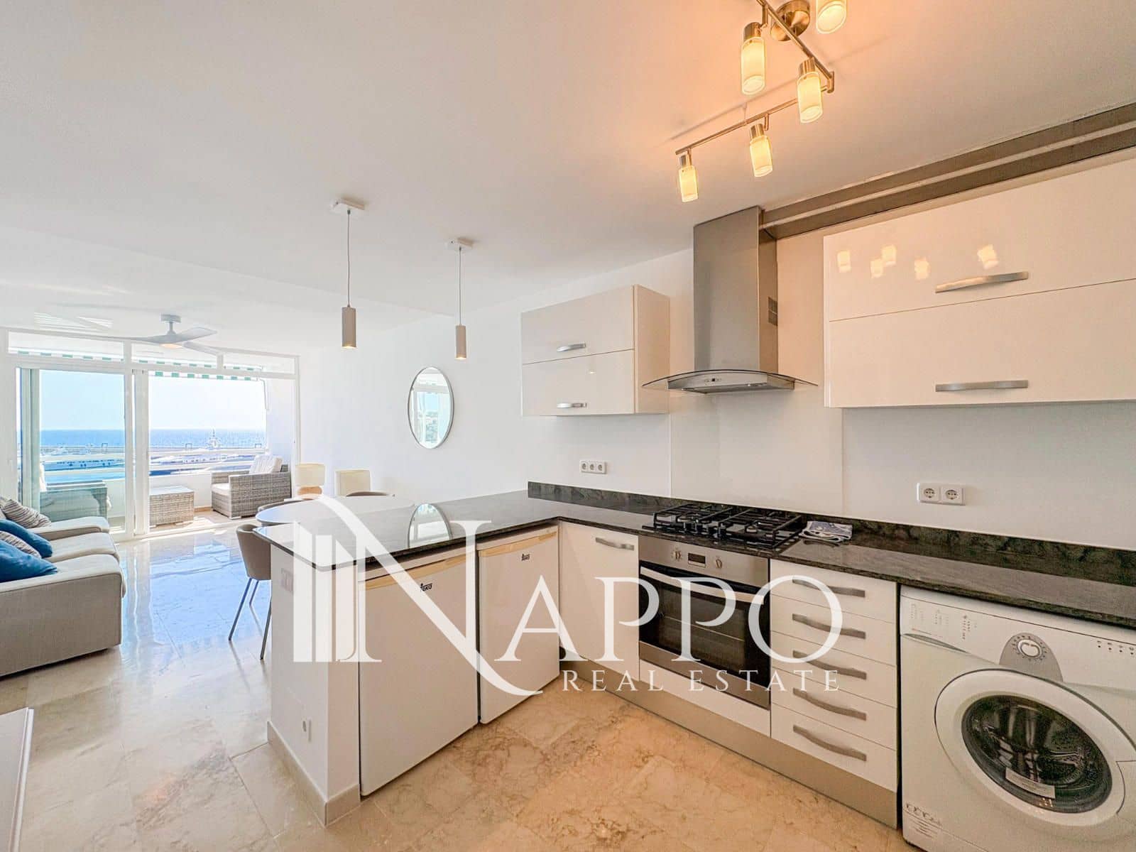 Appartement de 2 chambres à louer à El Toro / Port Adriano - 2 000 € (Ref: 9730686)