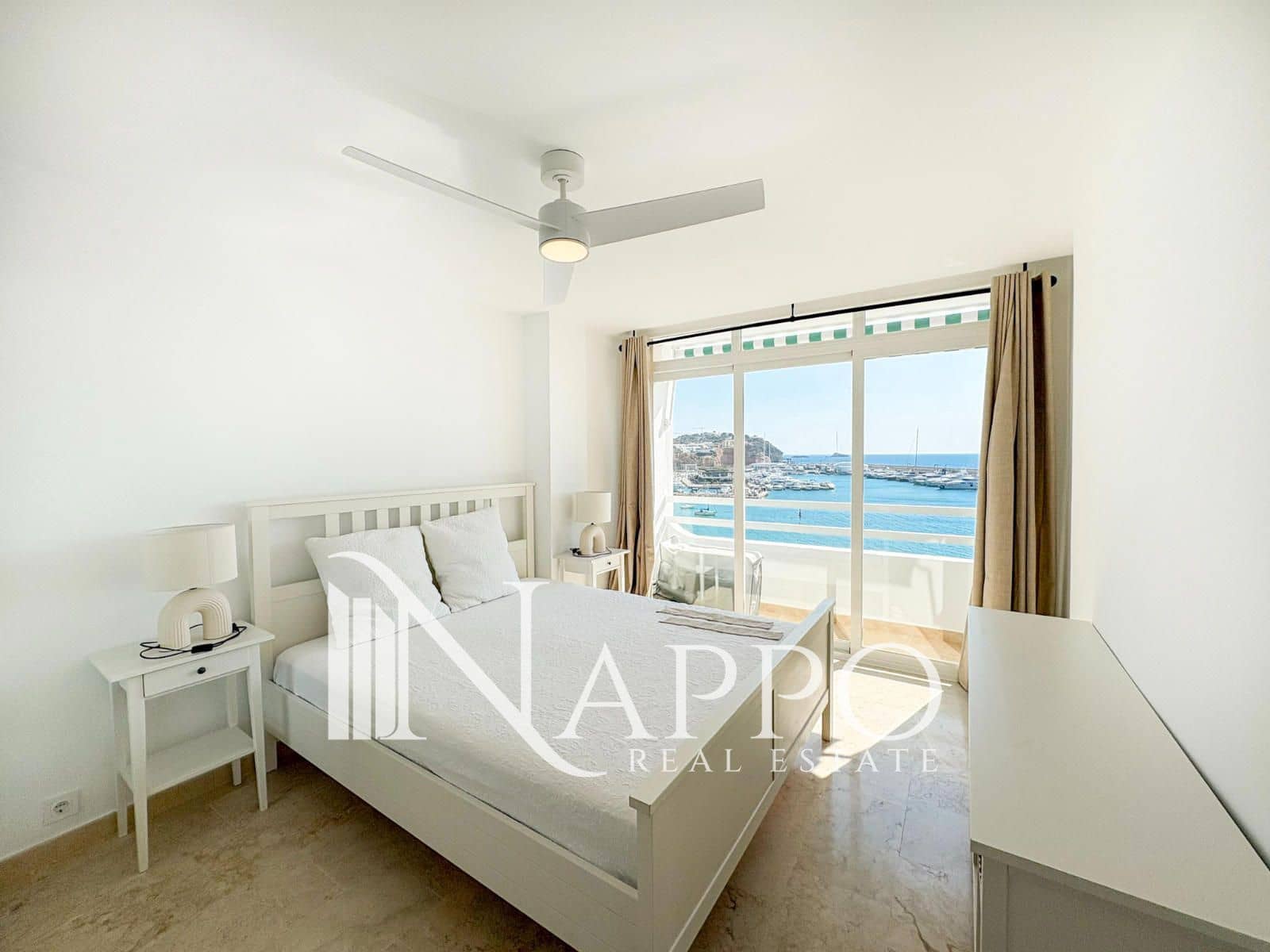 Appartement de 2 chambres à louer à El Toro / Port Adriano - 2 000 € (Ref: 9730686)