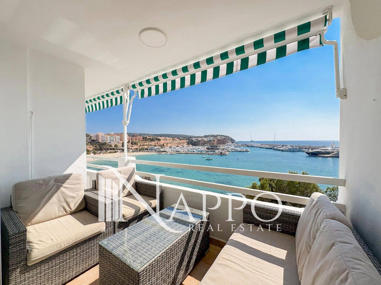 Appartement de 2 chambres à louer à El Toro / Port Adriano - 2 000 € (Ref: 9730686)