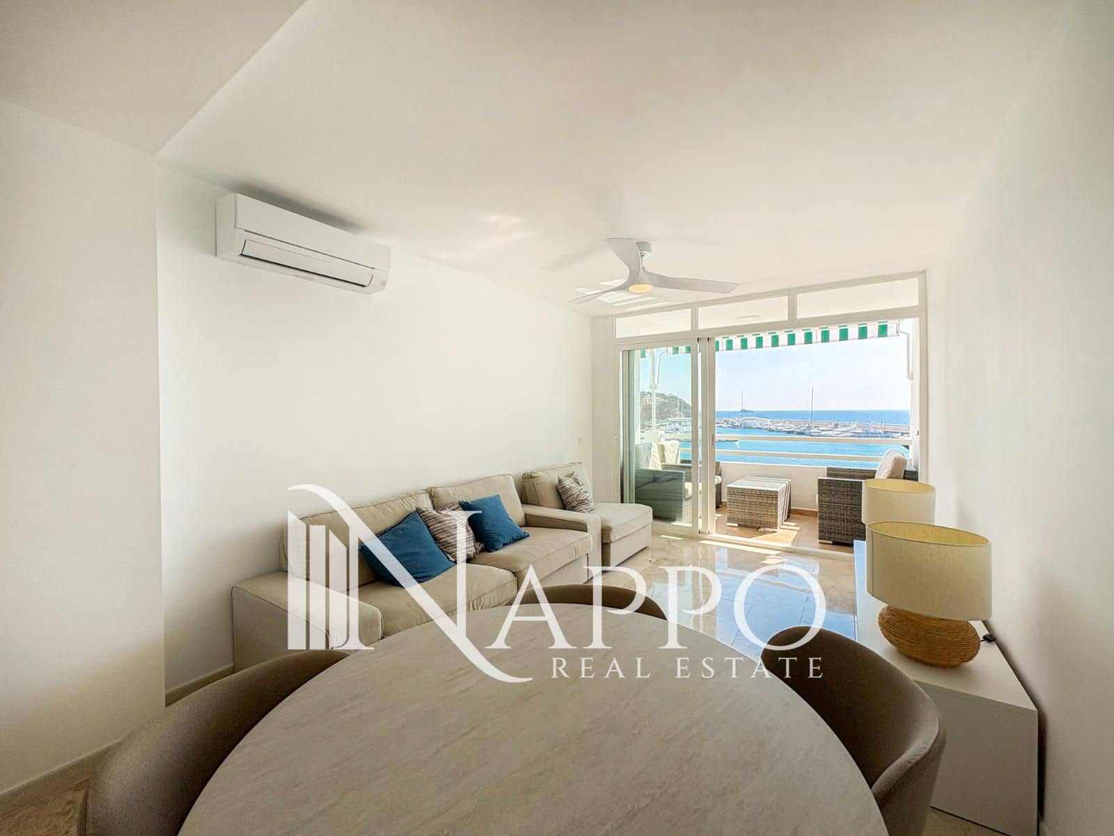 Appartement de 2 chambres à louer à El Toro / Port Adriano - 2 000 € (Ref: 9730686)