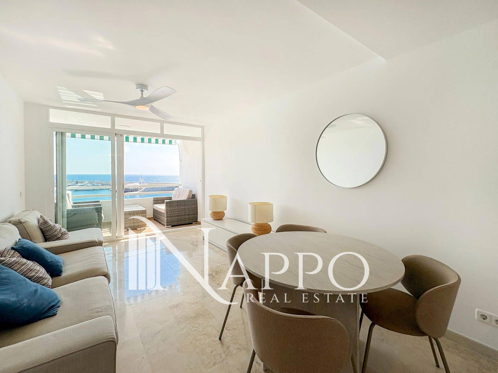 Appartement de 2 chambres à louer à El Toro / Port Adriano - 2 000 € (Ref: 9730686)