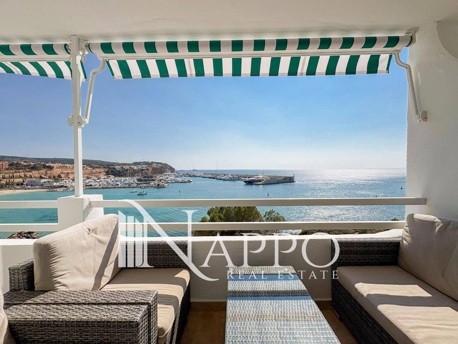 Appartement de 2 chambres à louer à El Toro / Port Adriano - 2 000 € (Ref: 9730686)